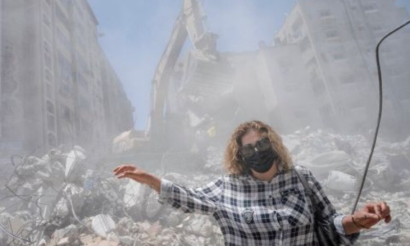 חיפוש חפצים יקרי-ערך בהריסות בניינים בעזה [צילום: ג'ון מינצ'ילו/AP]