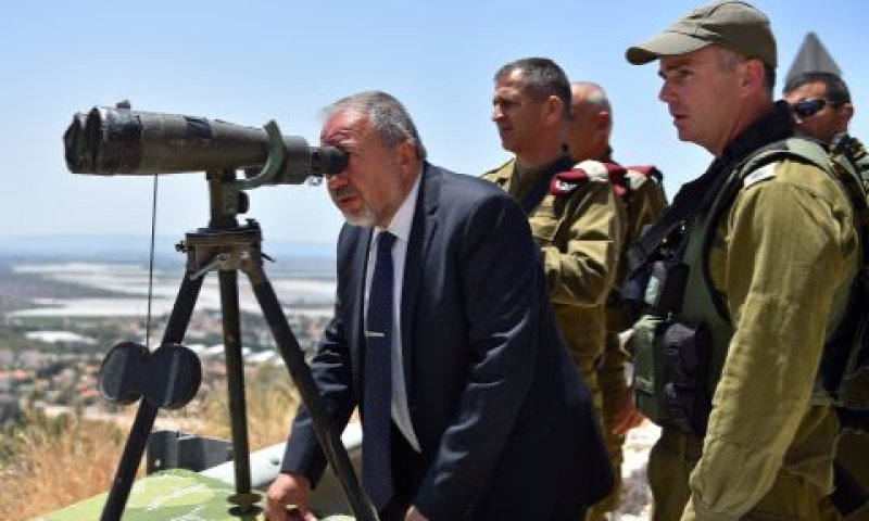 השר ליברמן. לשמור על השקט[צילום: אריאל חרמוני, משרד הביטחון]
