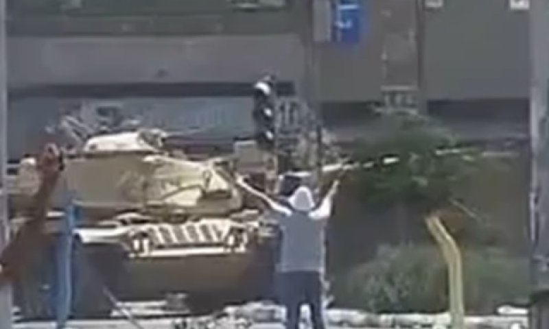 מפגינים נורו כשידיהם חשופות [צילום: מן הטלוויזיה]