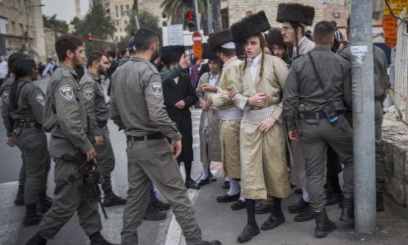 שוטרים וחרדים במאה שערים [צילום אילוסטרציה: יונתן זינדל, פלאש 90]