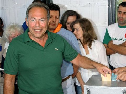 הנשיא אמיל לחוד מצביע [AP]