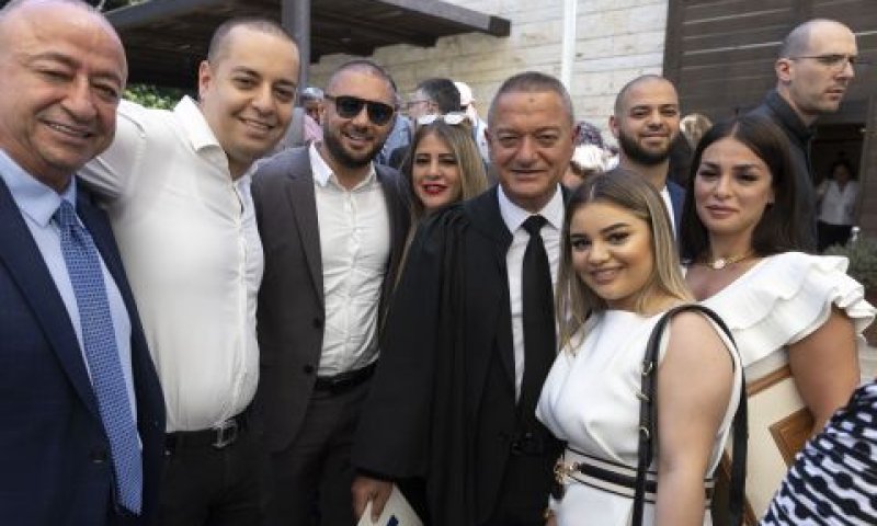 כובב ובני משפחתו בעת השבעתו לעליון [צילום: אוליביה פיטוסי, פלאש 90]