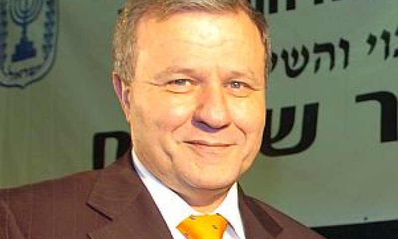 שטרית. מאחורי הפרגוד