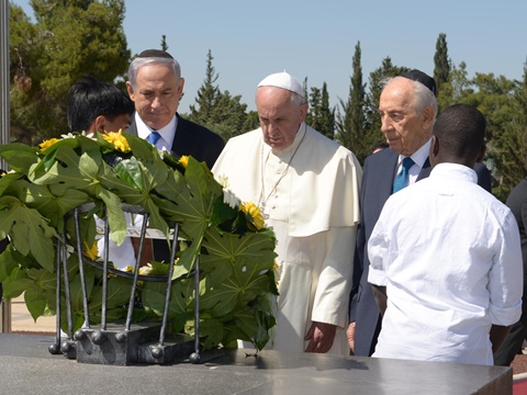 מניח אבן על קבר חוזה המדינה [צילום: מארק ניימן, לע"מ]