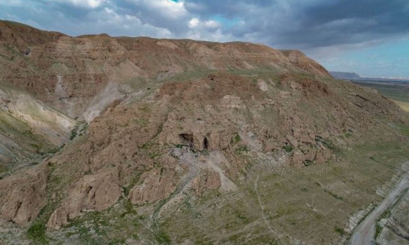 מערות קומראן במדבר יהודה [צילום: שי הלוי, רשות העתיקות]