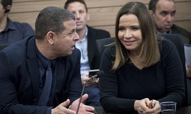יחימוביץ' וכבל. התראה לניסנקורן [צילום: יונתן זינדל/פלאש 90]