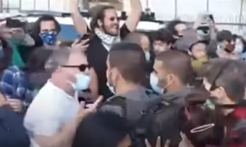 רגע ההתנגשות בין השוטרים לח"כ כסיף