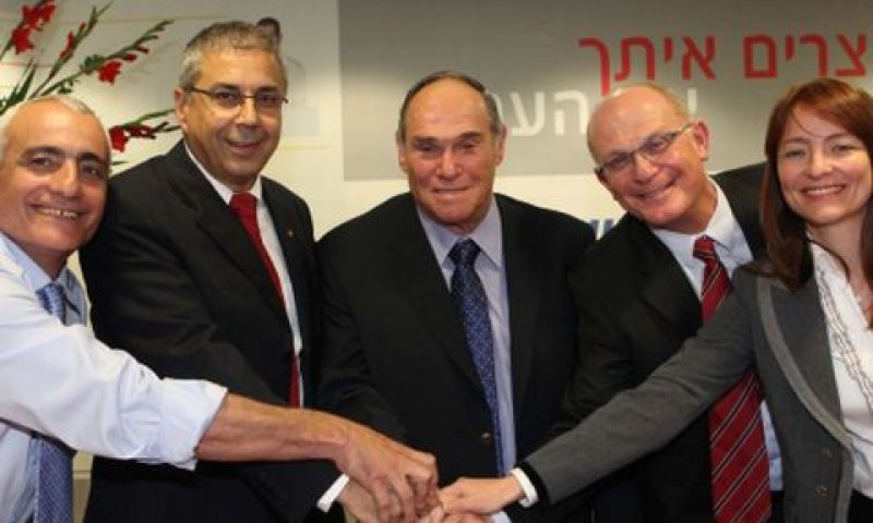 יו"ר דוראד עמוס ירון, עם ראשי בנק הפועלים, היום [צילום: סיון פרג&acute;]
