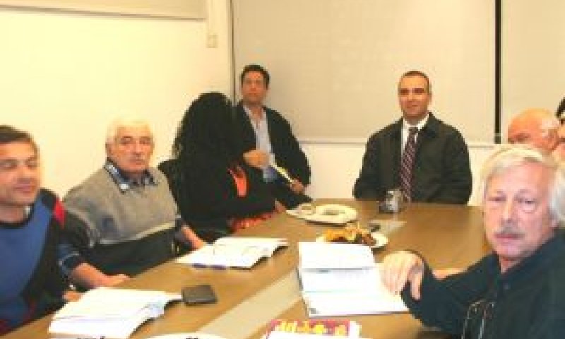 בראש השולחן: המנכ"ל ארז חלפון[צילום: יצחק אלהרר/סקופ 80]