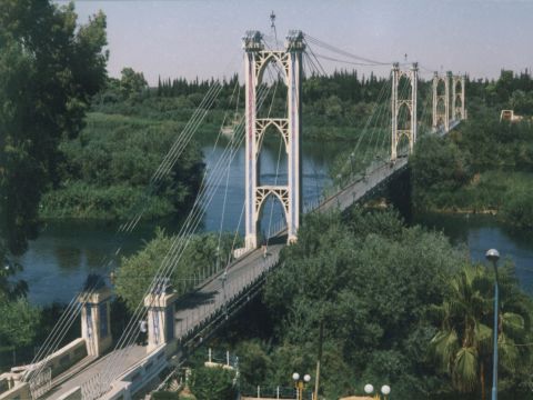 הגשר התלוי בדיר א-זור