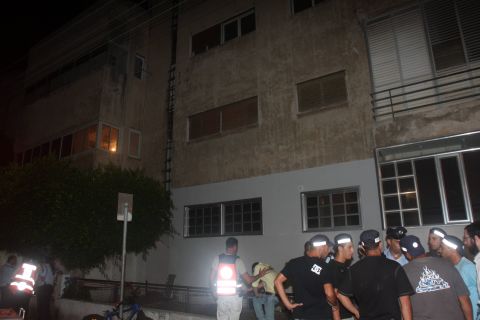 בלשים ושוטרים מחוץ לבית האגודה [צילום: פלאש 90]