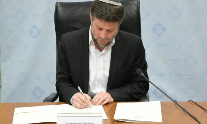 שר האוצר חותם על הצו [צילום: שלומי אמסלם, לע"מ]