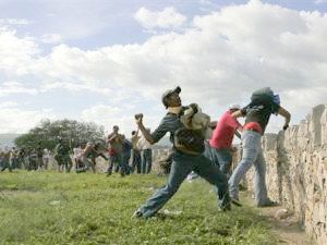 מפגינים מיידים אבנים לנמל התעופה [AP]