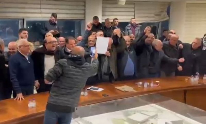 שילוב ידיים בערבון מוגבל [צילום: שימוש לפי סעיף 27א לחוק זכויות יוצרים]