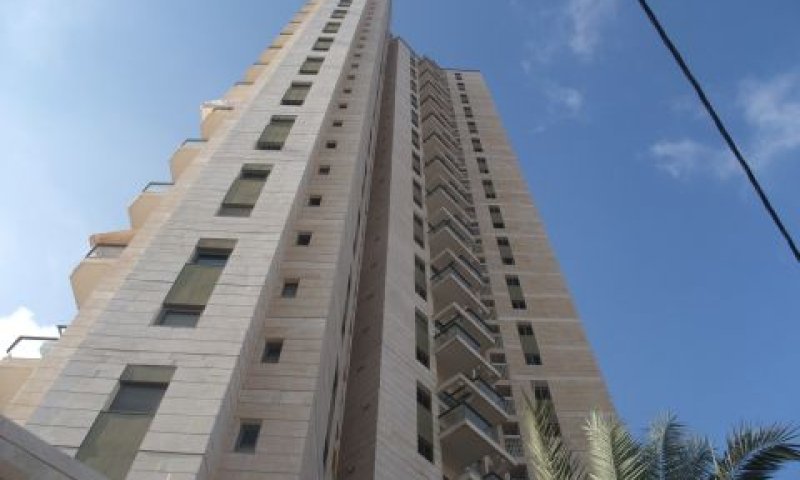 מגדלי התמרים. היזם נפגש עם בר יותר מאחרים