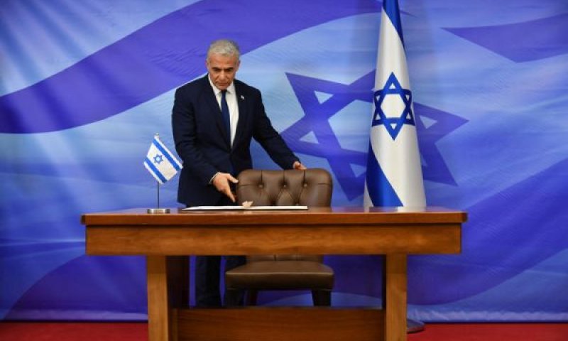 דרישה לכניעה מוחלטת כתנאי להמשך האסדרה הימית. לפיד במעמד החתימה על ההסכם [צילום: יואב דודקביץ/פול פלאש 90]
