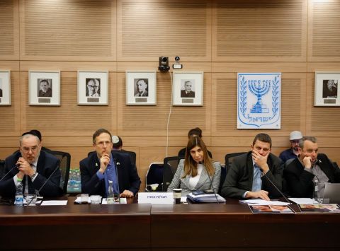 איילת פלר (אימהות בחזית) ועמוס צייאדה [צילום: נועם מושקוביץ/דוברות הכנסת]