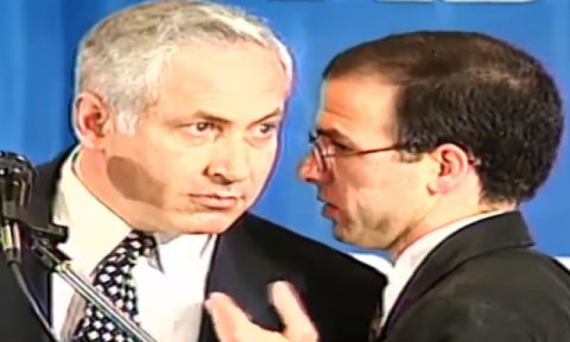 נתניהו מקבל את ההודעה מדוברו
