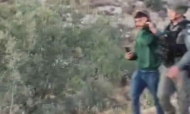 שוטר מג"ב מושך בפאות הנער [צילום: שימוש לפי סעיף 27א לחוק זכויות יוצרים]