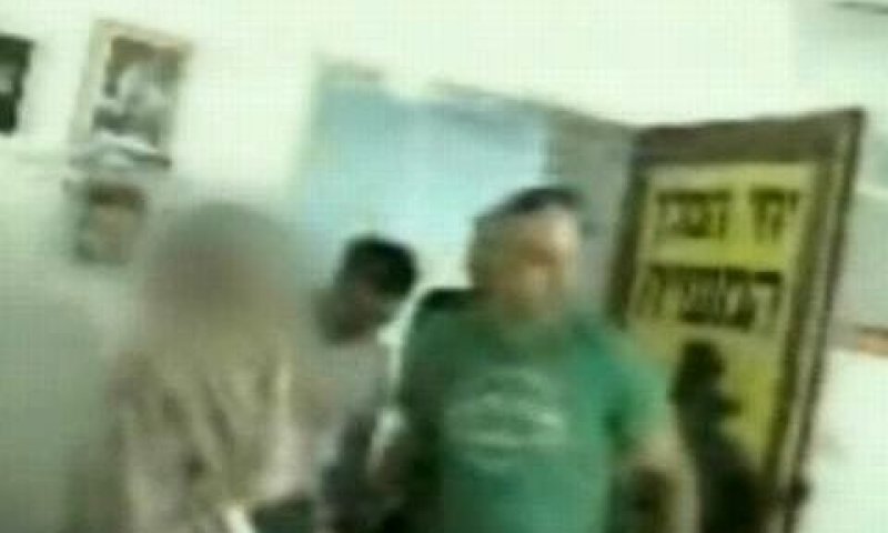 הפריצה אל הבית כפי שנקלטה במצלמת אבטחה