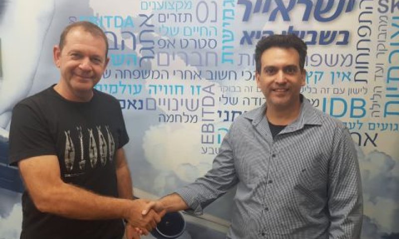 מימין גבריאל מזרחי מבעלי חברת טיקטיק ואורי סירקיס מנכל ישראייר בטקס חתימת מזכר ההבנות [צילום: יח"צ]