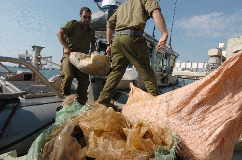 חיילי צה"ל מורידים את שקי חומר הנפץ אשר נמצאו על קרקעית הים.