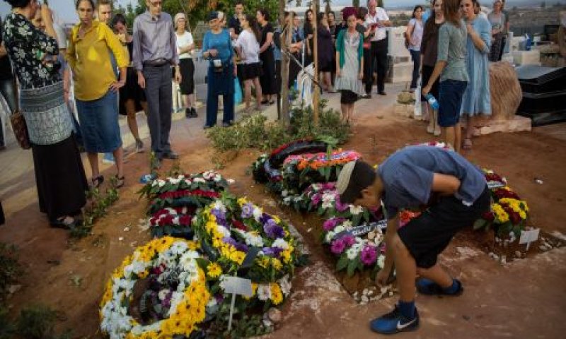 הלוויות נרצחי הפיגוע בחלמיש [צילום: יונתן זינדל/פלאש 90]