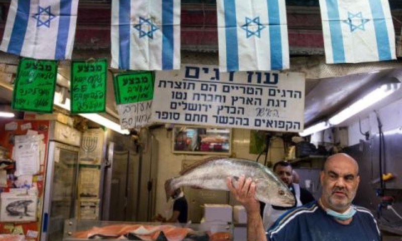 חנות דגים בשוק מחנה יהודה [צילום: נתי שוחט/פלאש 90]