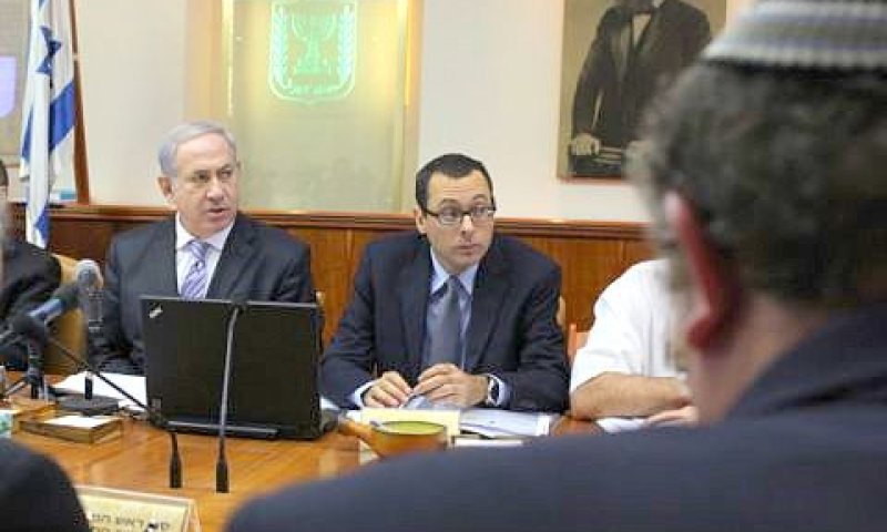 יתנגד לחוק. השר דניאל הרשקוביץ (בגבו למצלמה) [צילום: פלאש 90]