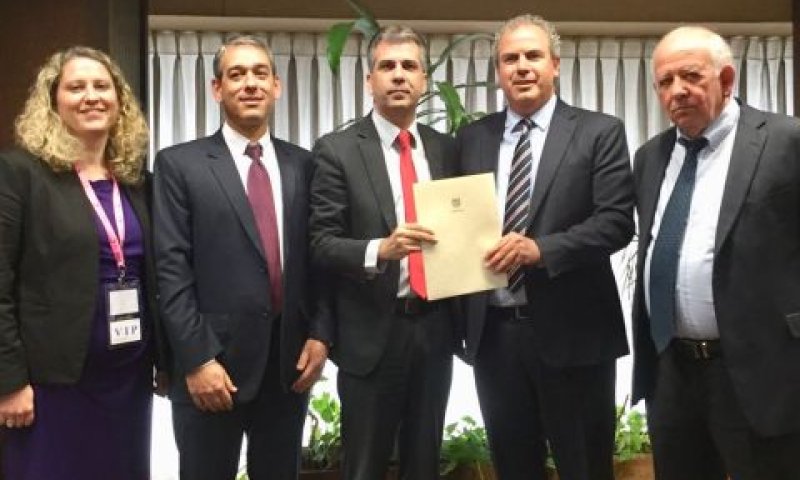 מימין לשמאל: קובי קורן, נשיא התאחדות תעשייני היהלומים; יורם דבש נשיא בורסת היהלומים ; שר הכלכלה והתעשייה אלי כהן; מנכ"ל משרד הכלכלה שי רינסקי ומשנה למנכ"ל משרד הכלכלה, נעמה קאופמן פס. [צילום: דוברות משרד הכלכלה]