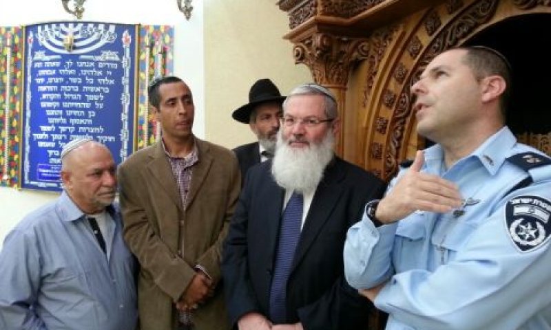 סנ"צ מרציאנו וסגן השר בן-דהן בבית הכנסת המרכזי בעזר