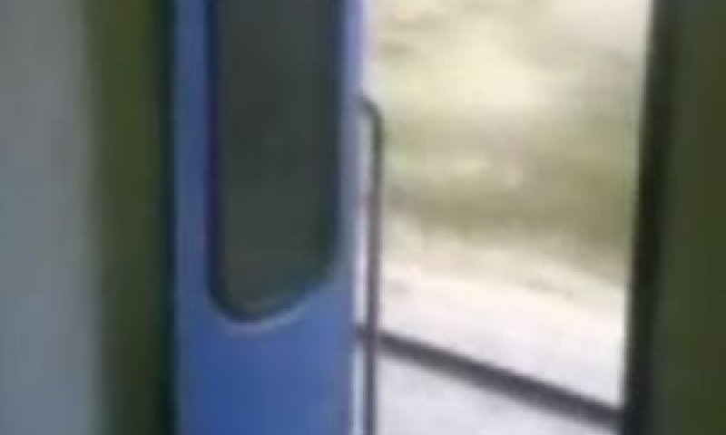 הדלת הפתוחה [צילום באמצעות טלפון סלולרי]