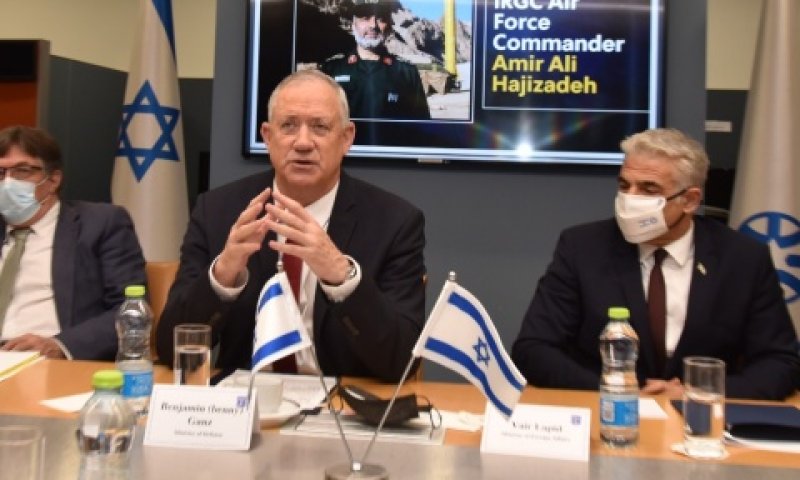 לפיד וגנץ בתדרוך, היום במשרד החוץ [צילום: משרד החוץ]