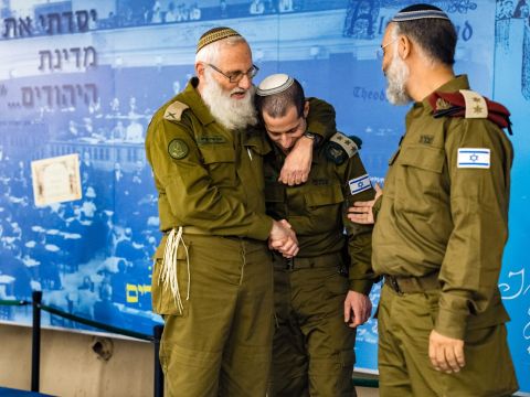 הרב סא"ל עורקבי, לצד הרבצ"ר תא"ל קרים שמחבק את הרמ"ט היוצא אל"ם כהן