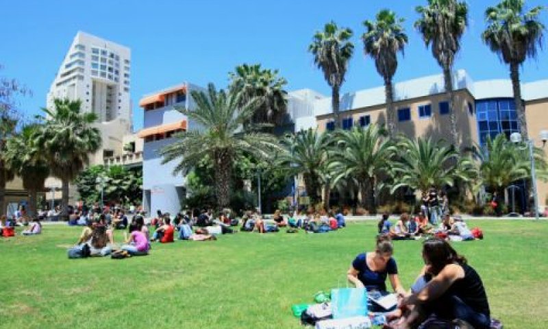 סטודנטים בישראל. מסתייעים בהורים [צילום: פלאש 90]