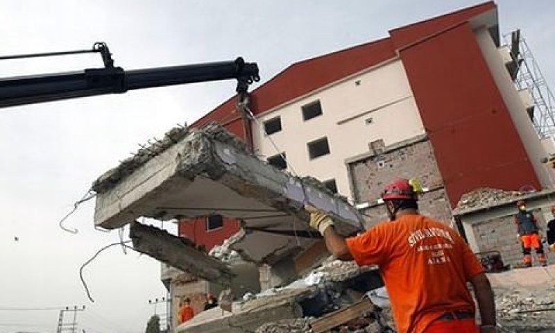 נסיונות לחילוץ מבין ההריסות [צילום: AP]