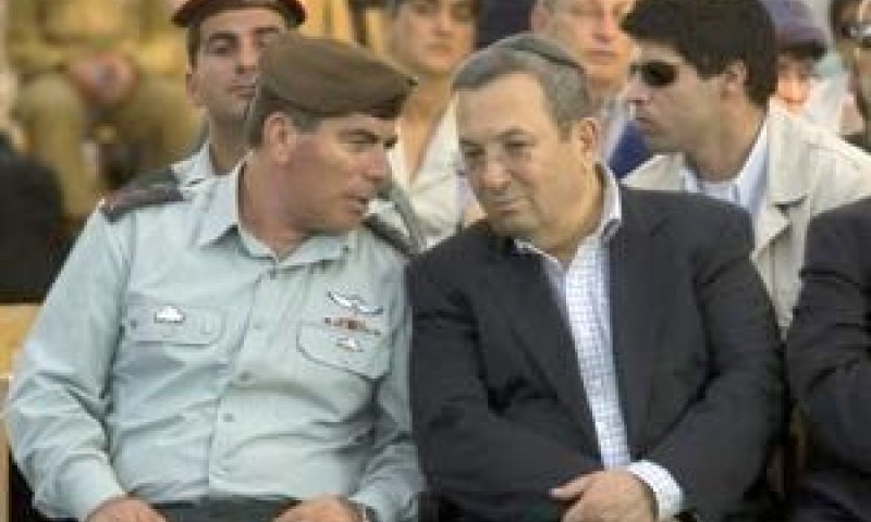 "חזון צה"ל עולה לנגב". שר הבטחון ברק עם הרמטכ"ל אשכנזי [צילום: AP]