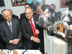 הנשיא בהכנסת ספר-תורה [צילום: לע"מ]