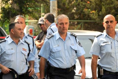 צמרת המשטרה מגיעה אל הבית [צילום: פלאש 90]