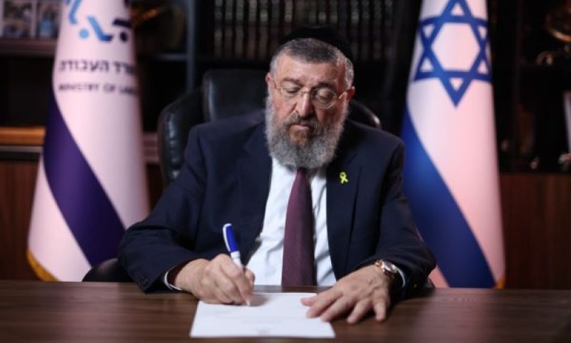 בן-צור. המפתחות בידיו [צילום: תקשורת השר]