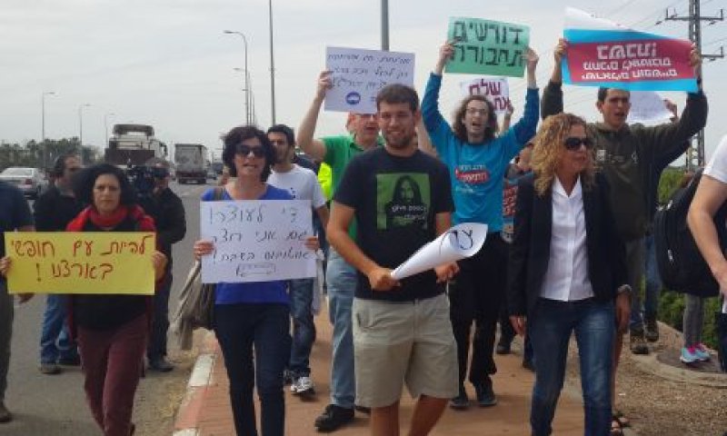 בקושי חצי אוטובוס. המפגינים צועדים לכפר אחים