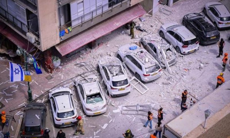 זירת הפגיעה ברמת גן [צילום: אבשלום ששוני/פלאש 90]