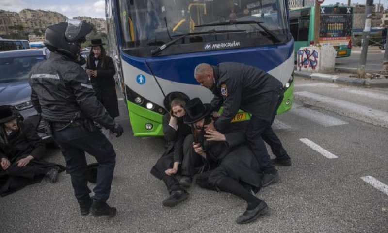 חסימת אוטובוס בירושלים [צילום: חיים גולדברג/פלאש 90]