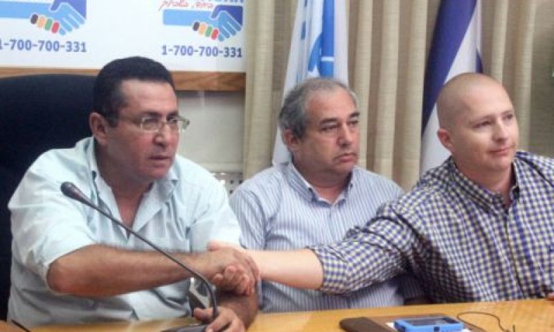 יו"ר ועד עובדי טבע עם יו"ר ההסתדרות עיני [צילום: פלאש 90]