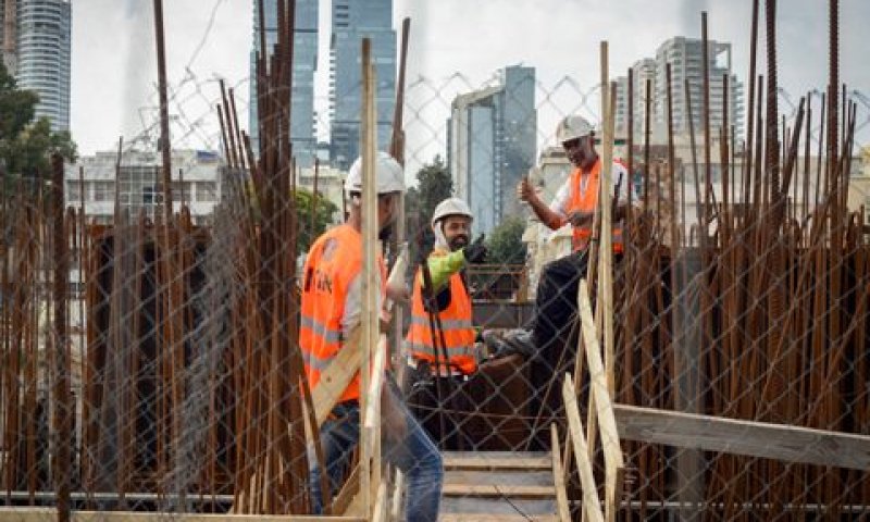 שיטת מצליח? פועלים בשלד גשר יהודית [צילום: אדם שולדמן/פלאש 90]