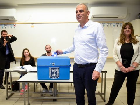 יו"ר כולנו משה כחלון מצביע בקלפי בחיפה [צילום: מאיר ועקנין/פלאש 90]