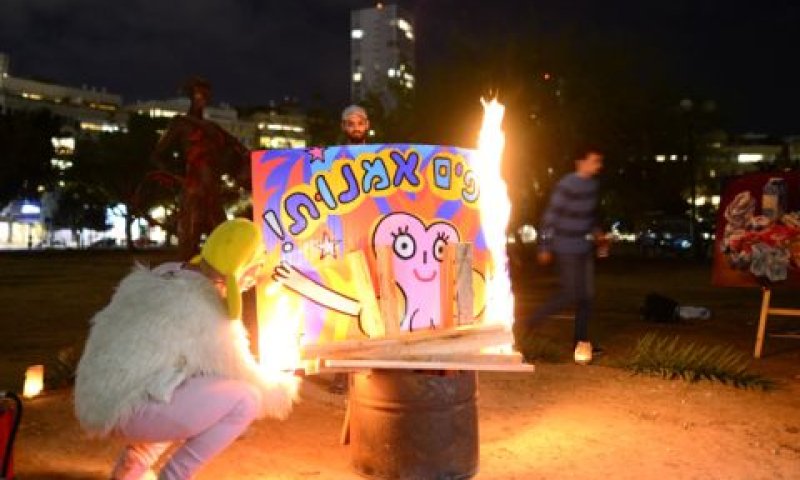 מחאה בת"א: אמנים שורפים אמנות [צילום: תומר נויברג/פלאש 90]