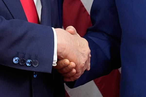 איפור מכסה את החבורות בגב כף היד [צילום: מארק שיפלביין/AP]