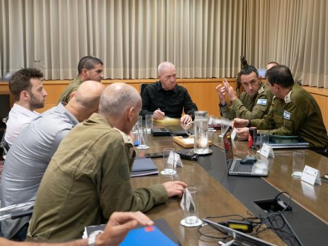 אישור המבצע בלשכת שר הביטחון יואב גלנט, יחד עם הרמטכ״ל רב-אלוף הרצי הלוי, ראש אמ״ן האלוף אהרון חליוה והאלוף (במיל׳) ניצן אלון. [צילום: משרד הבטחון]
