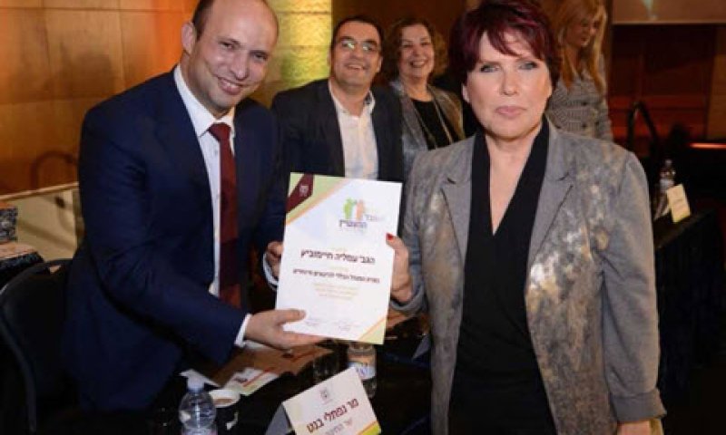 מנהלת מחוז מרכז, עמליה חיימוביץ, מקבלת התעודה מידי שר החינוך, נפתלי בנט [צילום: שמואל אדלר]